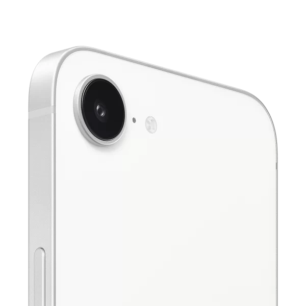 Respaldo del nuevo iphone 16 e, en diagonal color blanco, donde muestra su cámara y detalles de su fabricación.