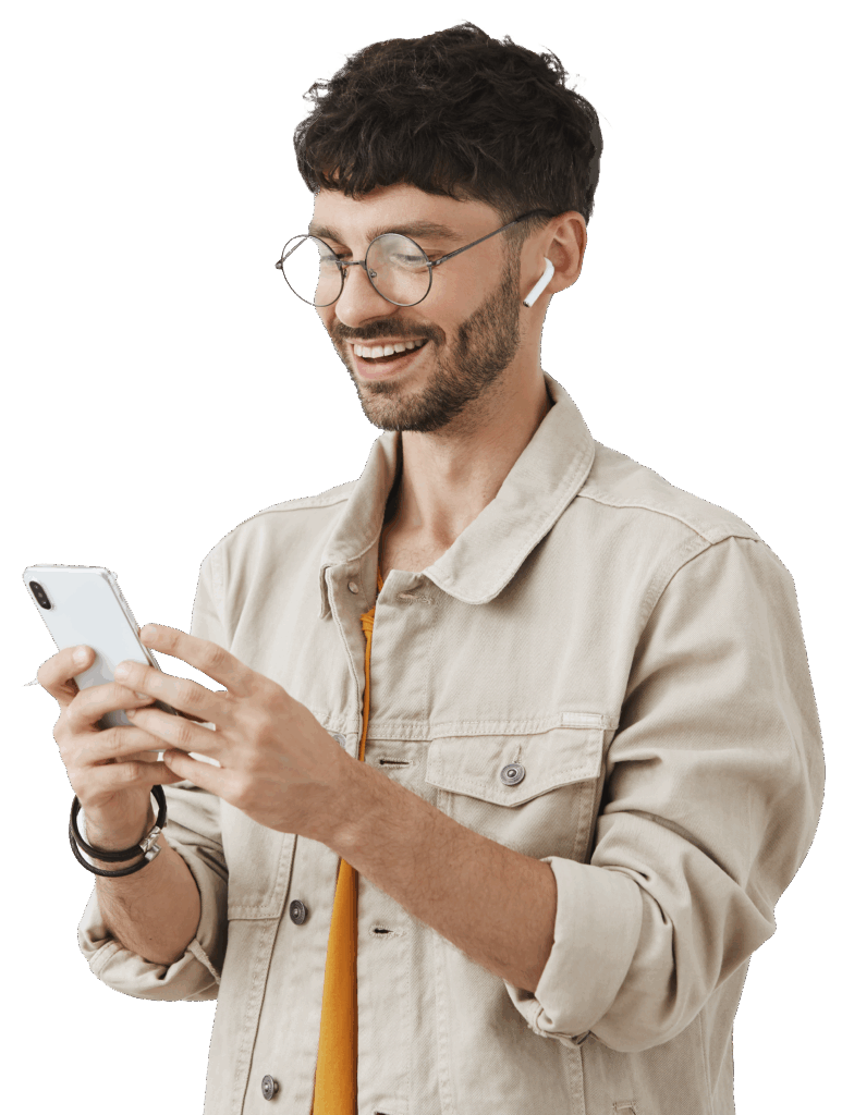 Celular a credito con Addi hombre con celular en la mano y con audífonos